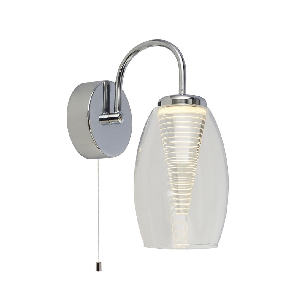 Kinkiet Cyclone LED 1-punktowy w kolorze chromu. Szklany klosz w kształcie stożka z wbudowanym źródłem światła. Uchwyt na ścianie z okrągłą podstawą i zwisającym przewodem. Całość w nowoczesnym stylu, idealna do oświetlenia wnętrz.