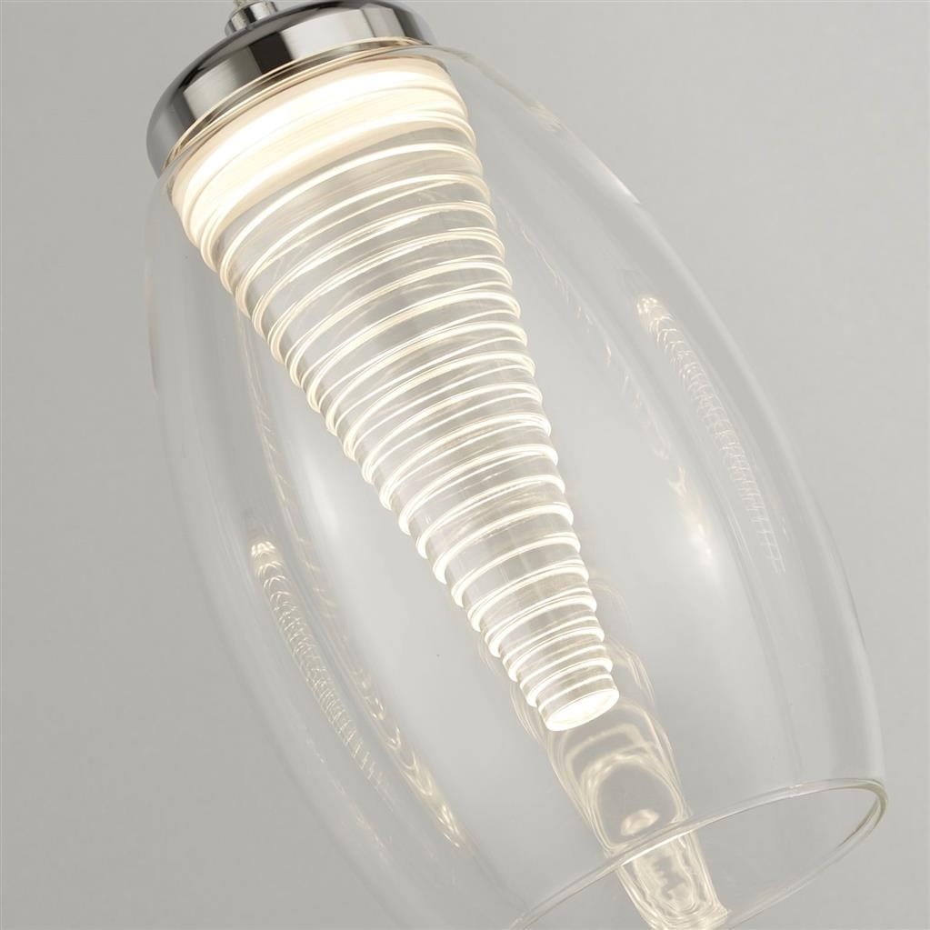 Lampa wisząca Cyclone LED 4-punktowa w chromowanej oprawie z przezroczystym kloszem. Klosz ma spiralny wzór i emituje ciepłe światło. Ujęcie z góry pokazuje detal klosza oraz montaż na suficie.