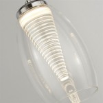 Lampa wisząca Cyclone LED 4-punktowa w chromowanej oprawie z przezroczystym kloszem. Klosz ma spiralny wzór i emituje ciepłe światło. Ujęcie z góry pokazuje detal klosza oraz montaż na suficie.