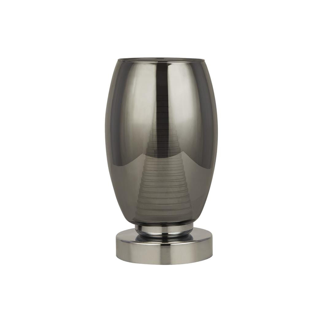 Lampa stołowa Cyclone LED 1-punktowa w kolorze chromu z przydymionym kloszem. Owalny kształt, umieszczona na okrągłej podstawie. Ujęcie frontalne, prezentujące całość produktu na jednolitym tle.