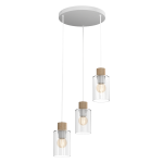 Lampa wisząca Madera 3-punktowa w kolorze białym, z trzema szklanymi kloszami i drewnianymi detalami. Ułożona w pionie, zawieszona na białych przewodach, umieszczona na okrągłej, białej podstawie. Klosze mają cylindryczny kształt, z widocznymi żarówkami.