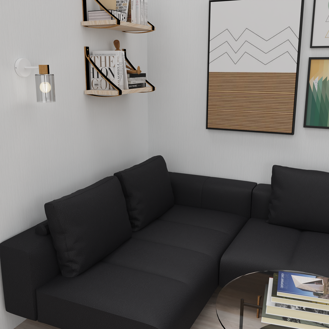 Madera kinkiet 1-punktowy w białym kolorze z drewnianym akcentem, montowany na ścianie. Szklany klosz z widoczną żarówką. W tle czarna sofa, półki z książkami oraz obrazy na ścianie, tworzące nowoczesny wystrój wnętrza.