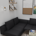 Madera kinkiet 1-punktowy w białym kolorze z drewnianym akcentem, montowany na ścianie. Szklany klosz z widoczną żarówką. W tle czarna sofa, półki z książkami oraz obrazy na ścianie, tworzące nowoczesny wystrój wnętrza.