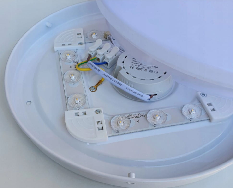 Plafon Erik LED D25 z białą osłoną, z widocznymi diodami LED i przewodami. Kąt ujęcia z góry, ukazujący wnętrze oprawy. Wymiary: średnica 25 cm, moc 12W, temperatura barwowa 4000K, zabezpieczenie IP44.