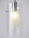 Lampa wisząca Duo I w kolorze chromu i przeźroczystym, z centralnym źródłem światła, otoczona przez szklaną osłonę. Ujęcie z bliska, ukazujące detale klosza i eleganckie wykończenie.