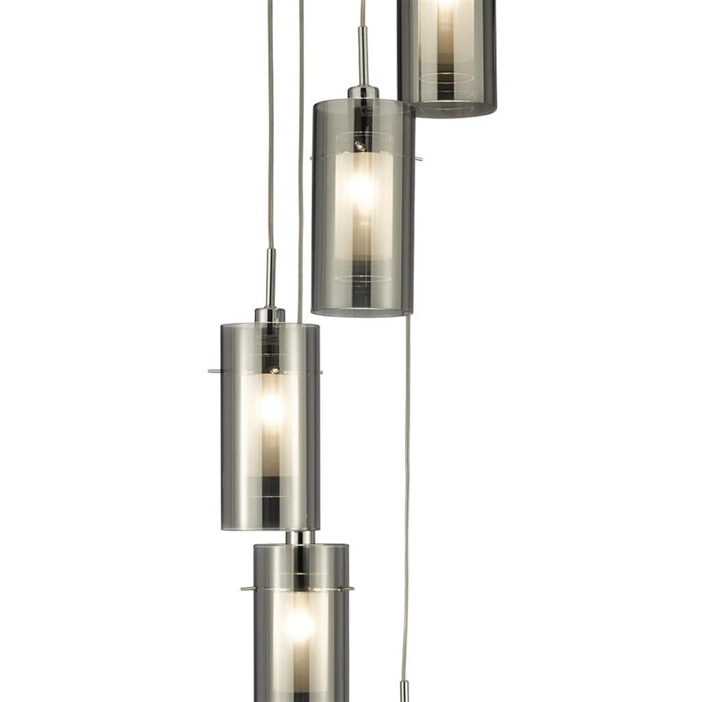 Lampa wisząca Duo 2, 5-punktowa, o srebrnej satynowej konstrukcji i przydymionych kloszach. Ułożona w pionie, z widocznymi źródłami światła w cylindrycznych osłonach. Kabel zasilający w kolorze srebrnym, na białym tle.