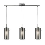 Lampa wisząca Duo 2 l z trzema punktami świetlnymi, w kolorze chromu i przydymionego szkła. Każda oprawa ma cylindryczny kształt, zawieszona na cienkich linkach, montowana na prostokątnej podstawie sufitowej.