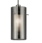Lampa wisząca Duo 2 o trzech punktach świetlnych, wykonana z chromu i przydymionego szkła. Cylindryczny kształt, z widoczną wewnętrzną lampą, zawieszona na metalowym przewodzie. Idealna do nowoczesnych wnętrz.