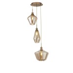 Lampa wisząca 3-punktowa Mia w antycznym mosiądzu z trzema kloszami w kształcie diamentów i o różnych wysokościach. Klosze wykonane z przezroczystego szkła, zawieszone na cienkich przewodach, montowane do sufitu.