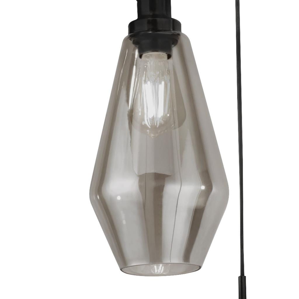 Lampa wisząca Mia 3-punktowa w kolorze czarnym. Szklany klosz o formie diamentu w odcieniu szaro-przezroczystym, z widoczną żarówką. Produkt zawieszony na cienkim, czarnym przewodzie, idealny do nowoczesnych wnętrz.