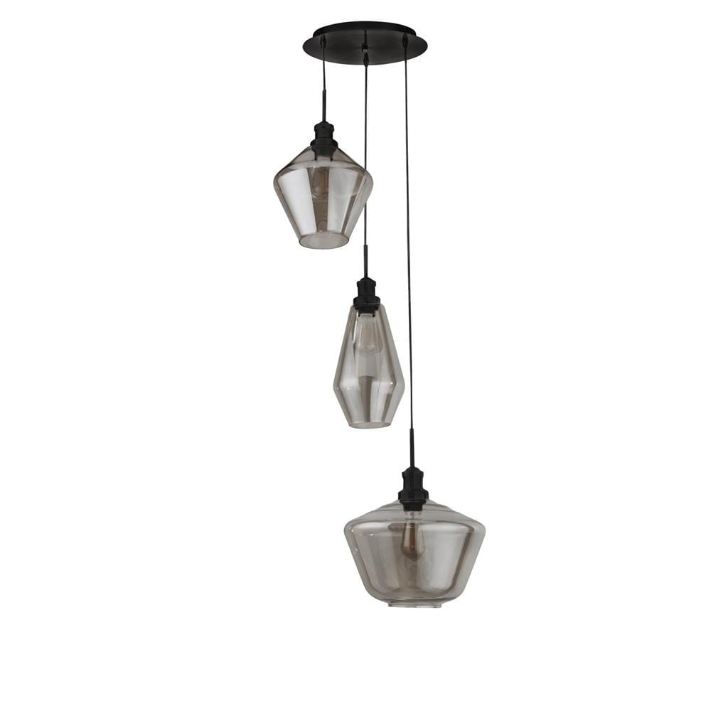 Lampa wisząca Mia 3-punktowa w kolorze czarnym, z trzema szklanymi kloszami o różnych kształtach: stożkowatym, diamentowym i okrągłym. Ujęcie frontalne, zawieszona na długich przewodach. Prosta konstrukcja, idealna do nowoczesnych wnętrz.