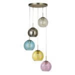 Lampa wisząca Mardi Gras 5-punktowa w srebrnej satynie, z pięcioma kulistymi kloszami w kolorach: przezroczystym, niebieskim, żółtym i różowym, zawieszona na cienkich linkach. Klosze mają różne średnice, tworząc efektowną kompozycję.