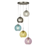Lampa wisząca Mardi Gras 5-punktowa w kolorze srebrnej satyny z pięcioma kulistymi kloszami w kolorach: niebieskim, szarym, żółtym, różowym i przezroczystym. Wisi na cienkich linkach z okrągłym sufitem. Idealna do nowoczesnych wnętrz.