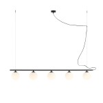 Lampa wisząca Beryl Glass, 5-punktowa, o czarnej metalowej konstrukcji z pięcioma białymi kulami szklanymi. Ujęcie z boku, z widocznym kablem i stropowym mocowaniem. Idealna do nowoczesnych wnętrz.