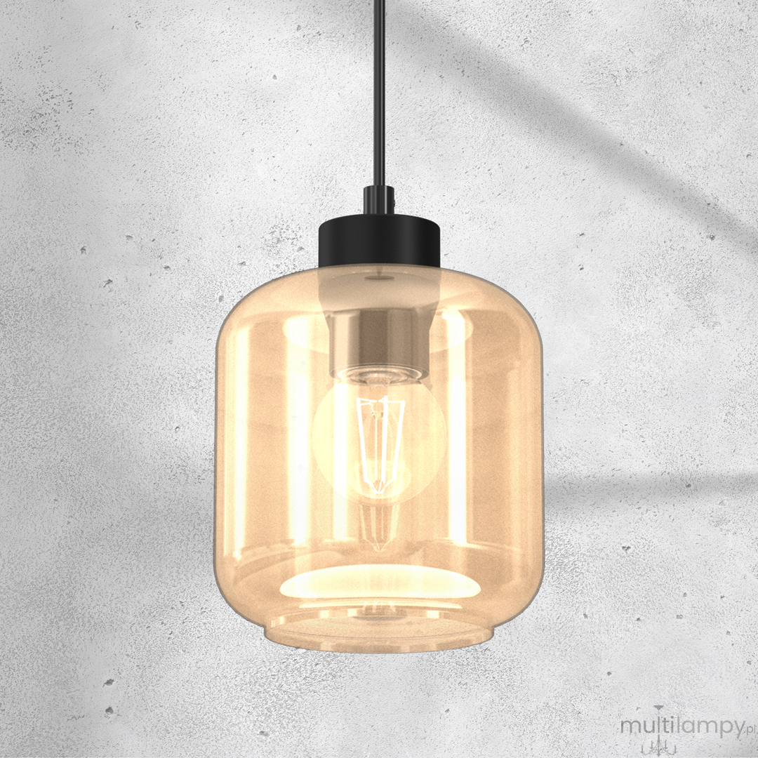 Lampa wisząca Sombra 1-punktowa o czarnej oprawie i bursztynowym szkle. Okrągły klosz z przezroczystego materiału, z widoczną żarówką w środku. Zawieszona na cienkim, czarnym przewodzie, na jednolitym tle.