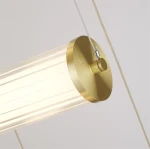 Złota lampa wisząca Clamp LED 5-punktowa, z przezroczystym kloszem o fakturze prążkowanej. Ujęcie z góry, pokazujące detal mocowania i zawieszenia. Wisi na cienkim, stalowym przewodzie, idealna do nowoczesnych wnętrz.