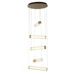 Złota lampa wisząca Clamp LED z pięcioma punktami świetlnymi, wyposażona w transparentne klosze o cylindrycznym kształcie, zawieszona na cienkich linkach. Metalowy sufitowy uchwyt w kolorze czarnym, minimalistyczny design.