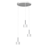 Lampa wisząca 3-punktowa Arena w kolorze białym i srebrnym, z trzema okrągłymi kloszami zawieszonymi na cienkich linkach. Klosze mają gładką, błyszczącą powierzchnię. Produkt umieszczony w centralnej pozycji, na jednolitym tle.