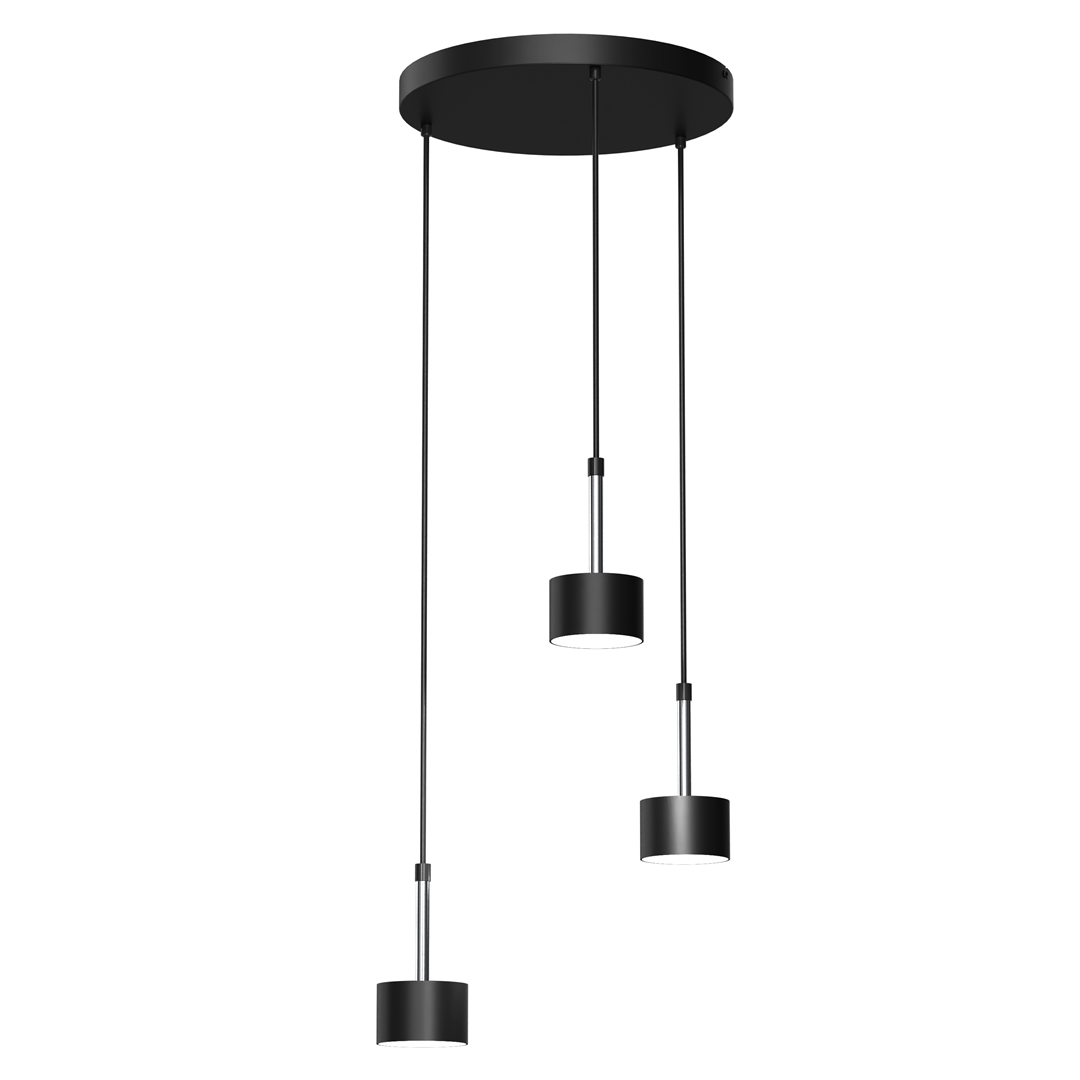 Lampa wisząca Arena 3-punktowa, czarna z metalowymi srebrnymi detalami. Posiada trzy cylindryczne klosze zawieszone na długich przewodach, montowana sufitowo. Idealna do nowoczesnych wnętrz. Tło jednolite, białe.