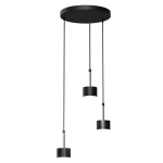 Lampa wisząca Arena 3-punktowa, czarna z metalowymi srebrnymi detalami. Posiada trzy cylindryczne klosze zawieszone na długich przewodach, montowana sufitowo. Idealna do nowoczesnych wnętrz. Tło jednolite, białe.