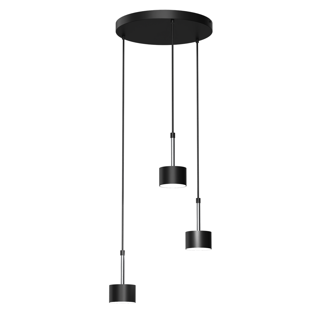 Lampa wisząca Arena 3-punktowa w kolorze czarnym i srebrnym. Składa się z trzech cylindrycznych kloszy na cienkich linkach, zawieszonych na okrągłej, czarnej podstawie. Klosze mają matowe wykończenie z białym wnętrzem, co zapewnia równomierne oświetlenie.