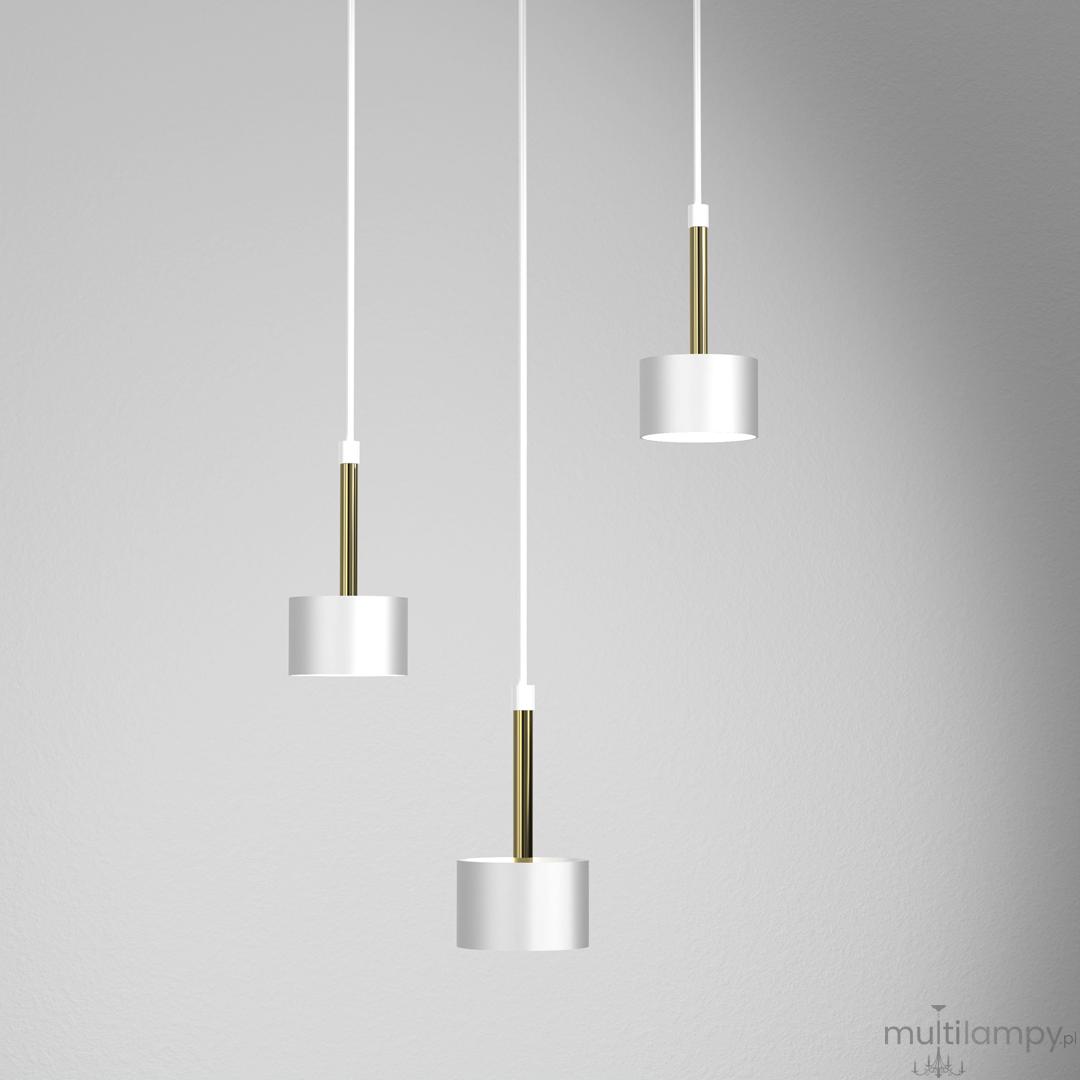 Lampa wisząca Arena 3-punktowa w kolorze białym z złotymi elementami, z trzema cylindrycznymi kloszami zawieszonymi na białych linkach. Klosze mają matowe wykończenie, a złote mocowania dodają elegancji. Produkt wisi na jasnoszarym tle.