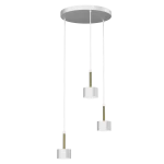 Lampa wisząca Arena 3-punktowa w kolorze białym z złotymi detalami. Składa się z trzech cylindrycznych kloszy zawieszonych na białych przewodach, montowanych do okrągłej, białej podstawy. Ujęcie frontalne, produkt wisi w powietrzu na jednolitym tle.