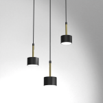 Lampa wisząca Arena 3-punktowa w kolorze czarnym i złotym. Składa się z trzech cylindrycznych kloszy na metalowych rurkach, zawieszonych na czarnych przewodach. Klosze mają matowe wykończenie, a ich średnica jest jednolita.