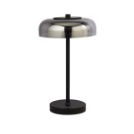 Czarna lampa stołowa Frisbee LED, 1-punktowa, z metalowym kloszem w kształcie kopuły i prostą, cylindryczną podstawą. Ujęcie frontalne, lampa stoi na płaskiej powierzchni, prezentując nowoczesny design i minimalistyczny styl.