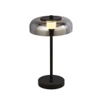 Czarna lampa stołowa Frisbee LED z metalowym kloszem i okrągłą podstawą. Posiada jednopunktowe źródło światła, z przyciskiem na podstawie. Ujęcie frontalne, ukazujące elegancki design oraz nowoczesny styl.