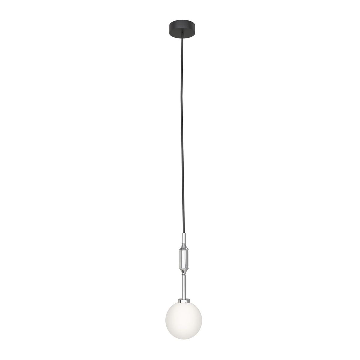 Lampa wisząca Ero I Cromo B z pojedynczym punktem świetlnym. Szklana kula w kolorze białym, zawieszona na cienkim, czarnym przewodzie. Metalowe mocowanie w kolorze chromu. Frontalny kąt ujęcia, na białym tle.