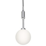 Lampa wisząca Ero I Cromo B w kształcie kulistym z białego szkła. Uchwyt i zawieszenie w chromowanej obudowie. Produkt zwisający, widok z przodu na jednolitym tle.