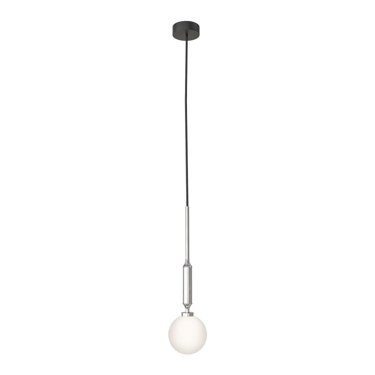 Lampa wisząca Ero I Cromo z jednym punktem świetlnym, zawieszona na cienkim czarnym przewodzie. Szklana kula w kolorze białym, umieszczona na metalowym chromowanym uchwycie. Prosty, nowoczesny design, idealna do różnych aranżacji wnętrz.