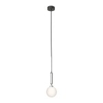 Lampa wisząca Ero I Cromo z jednym punktem świetlnym, zawieszona na cienkim czarnym przewodzie. Szklana kula w kolorze białym, umieszczona na metalowym chromowanym uchwycie. Prosty, nowoczesny design, idealna do różnych aranżacji wnętrz.