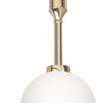 Lampa wisząca Ero I Gold B w kolorze złotym z białym, okrągłym kloszem. Klosz zawieszony na cienkiej, metalowej rurce, z błyszczącym wykończeniem. Ujęcie z góry, pokazujące detale mocowania oraz kształt klosza.