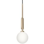 Lampa wisząca Ero I Gold C, 1-punktowa, z metalowym, złotym uchwytem oraz białą, szklaną kulą. Zawieszona na czarnym przewodzie, w pozycji pionowej. Prosty design, idealna do nowoczesnych wnętrz.
