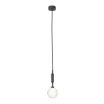Lampa wisząca Ero I Nero A, 1-punktowa, z czarnym kablem i okrągłym kloszem z mlecznego szkła. Produkt zawieszony na długim przewodzie, z minimalistycznym designem, idealny do nowoczesnych wnętrz.