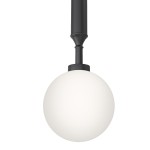 Lampa wisząca Ero I Nero A z pojedynczym punktem świetlnym, z czarnym metalowym mocowaniem i białą, okrągłą kloszem z matowego szkła. Ujęcie z dołu, pokazujące całą konstrukcję lampy.