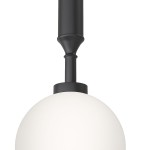 Lampa wisząca Ero I Nero A 1-punktowa, z czarnym metalowym mocowaniem i białym, okrągłym kloszem z mlecznego szkła. Ujęcie z góry, pokazujące detal połączenia klosza z zawieszeniem. Idealna do nowoczesnych wnętrz.
