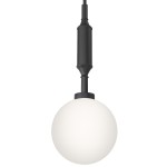 Lampa wisząca Ero I Nero A z pojedynczym punktem świetlnym, z czarnym metalowym korpusem i okrągłym, matowym kloszem w białym kolorze. Produkt zawieszony na cienkim kablu, widoczny z perspektywy frontalnej.