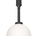 Lampa wisząca Ero I Nero B, 1-punktowa, z matowym białym kloszem w kształcie kuli, zawieszona na czarnym, smukłym stelażu. Ujęcie frontalne, ukazujące szczegóły konstrukcji i wykończenia. Idealna do nowoczesnych wnętrz.