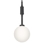 Lampa wisząca Ero I Nero B, 1-punktowa, z czarnym metalowym uchwytem i długim przewodem. Okrągła, biała kula ze szkła, zawieszona na wysokości. Prosta forma, idealna do nowoczesnych wnętrz. Tło białe, skupiające uwagę na lampie.