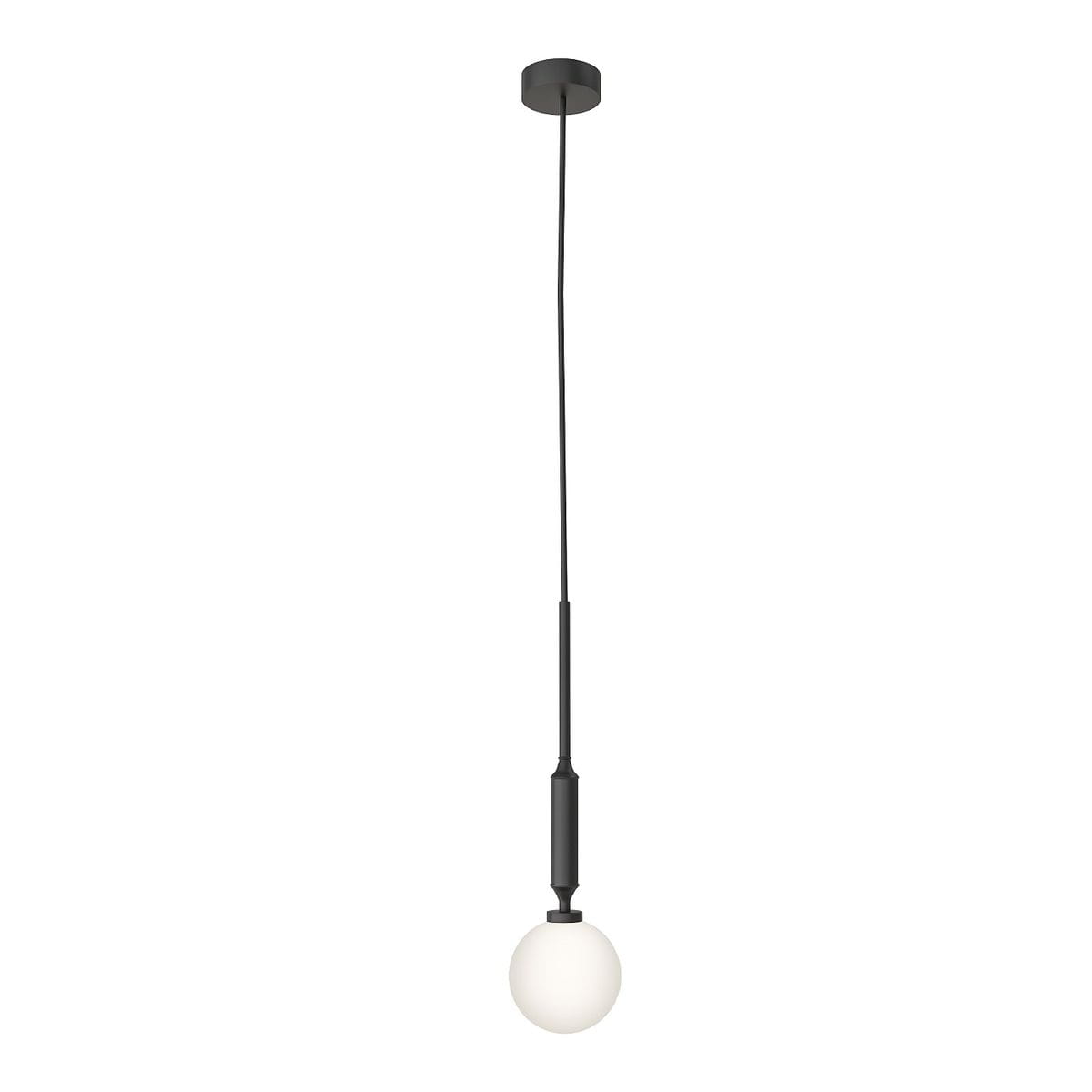 Lampa wisząca Ero I Nero C, 1-punktowa, z długim czarnym przewodem i kulistym kloszem z matowego białego szkła. Produkt wisi z sufitu, prezentując minimalistyczny design. Idealna do nowoczesnych wnętrz.