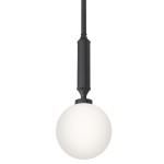 Lampa wisząca Ero I Nero C z jednolitym, białym kloszem w kształcie kuli, zawieszona na czarnym, prostym przewodzie. Metalowy uchwyt w kolorze czarnym. Idealna do nowoczesnych wnętrz.