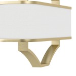 Lampa wisząca Gerdo Ovale w kolorze złoto satynowym, 4-punktowa. Posiada prostokątną, białą osłonę z tkaniny, z metalowymi detalami w kształcie łuku. Ujęcie z boku, ukazujące elegancki design i materiał.