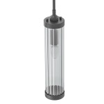 Lampa wisząca Fiatto I Nero w kolorze czarnym, z cylindrycznym kloszem o prostokątnych żłobieniach, zawieszona na cienkim przewodzie. Wewnątrz widoczna żarówka. Klosz wykonany z przezroczystego materiału, umieszczony na solidnej podstawie.
