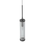 Lampa wisząca Fiatto I Nero, 1-punktowa, w kolorze czarnym. Ma cylindryczny kształt z przezroczystego szkła z poziomymi żłobieniami. Zawieszona na cienkim, metalowym przewodzie, z widoczną żarówką wewnątrz.