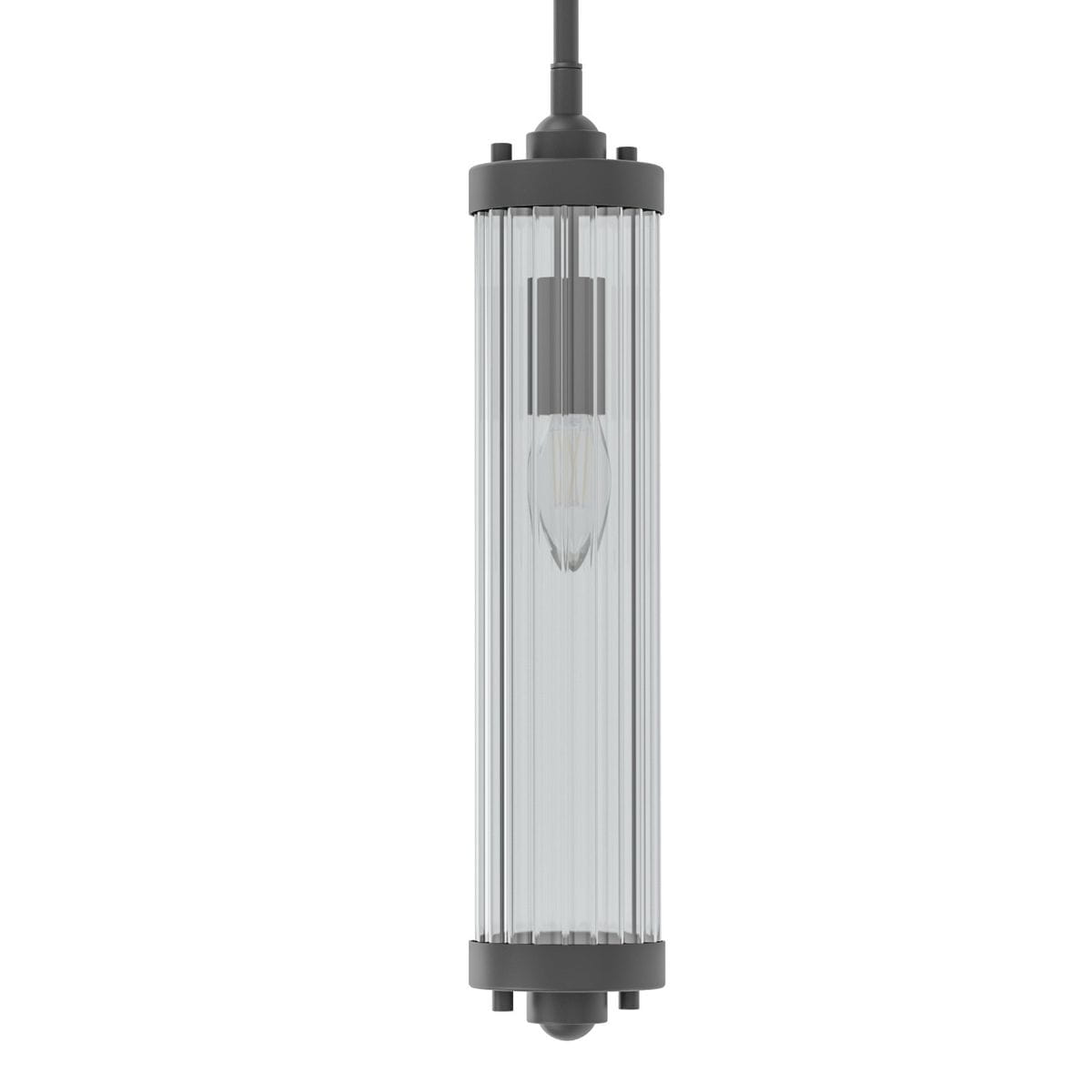 Lampa wisząca Fiatto I Nero w kolorze czarnym z cylindrycznym kloszem ze szkła w pionowe żłobienia. Produkt zawieszony na cienkim przewodzie, z widoczną żarówką wewnątrz, umieszczony na prostym, jasnym tle.
