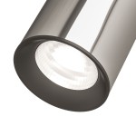 Reflektor spot Track Lea Cromo w kolorze czarnym i chromowanym, z cylindrycznym kształtem, umieszczony pod kątem. Wewnątrz widoczny klosz z teksturą, emitujący jasne światło. Produkt przeznaczony do montażu na szynie.