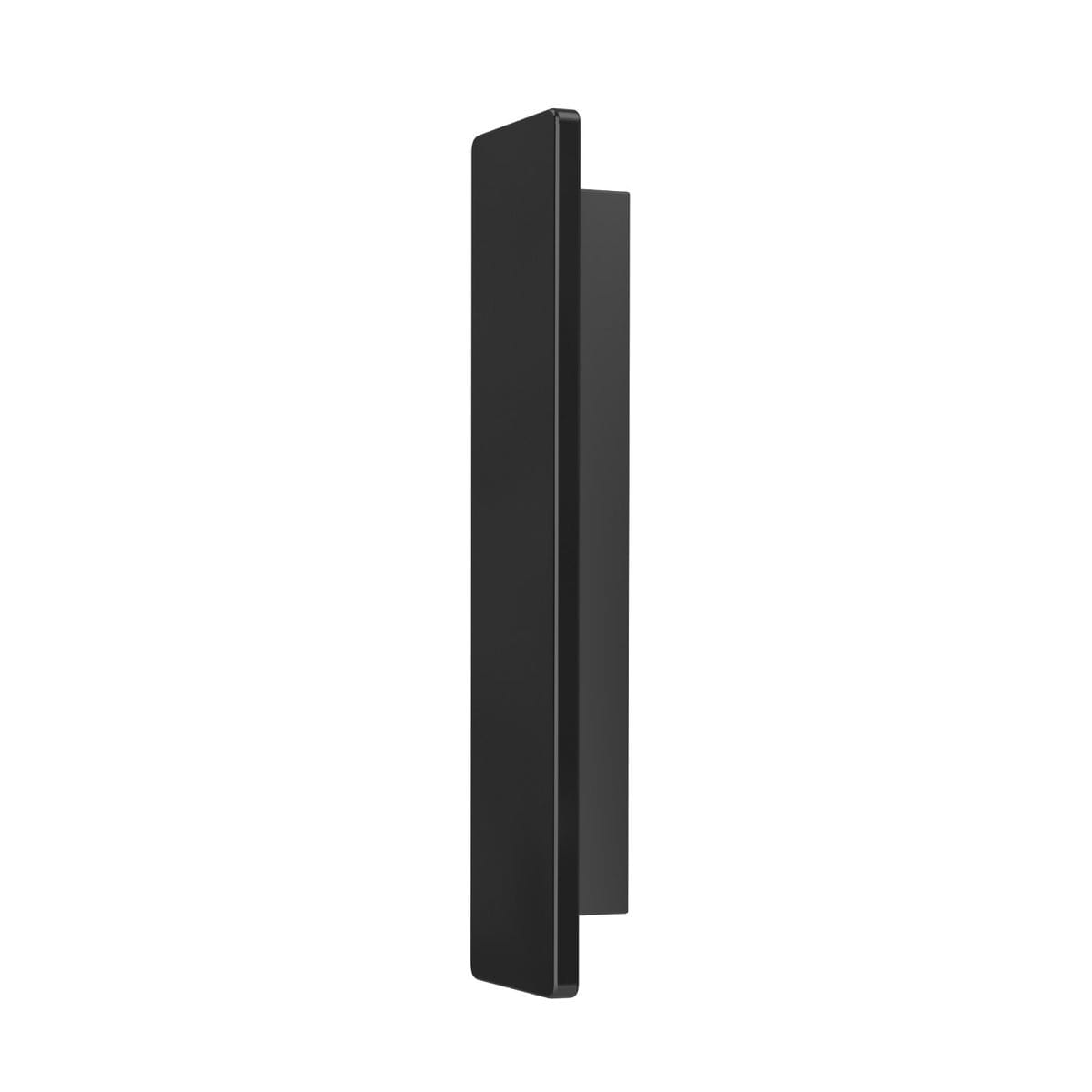 Kinkiet Ante Nero 30 LED w kolorze czarnym, prostokątny, o minimalistycznym designie. Zainstalowany w pozycji pionowej, wykonany z metalowego materiału, idealny do nowoczesnych wnętrz. Tło białe, co podkreśla jego kształt i kolor.
